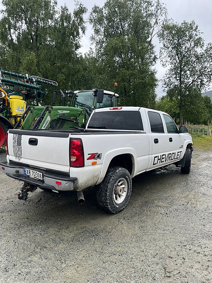 Chevrolet Silverado 3 of 9