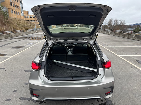 Lexus CT200h 13 of 30