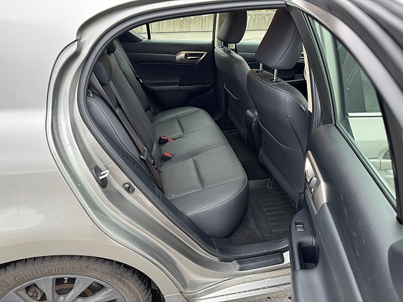 Lexus CT200h 16 of 30
