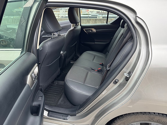 Lexus CT200h 8 of 30