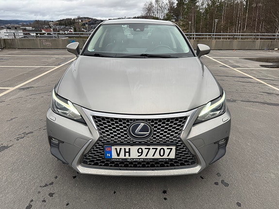 Lexus CT200h 2 of 30
