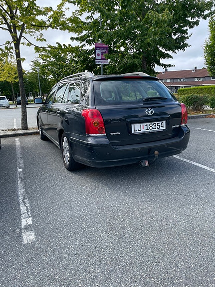 Toyota Avensis 2 of 4