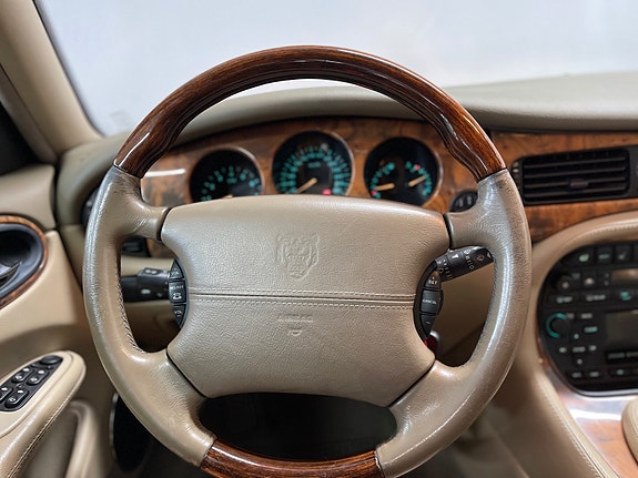 Jaguar XJ 17 of 21