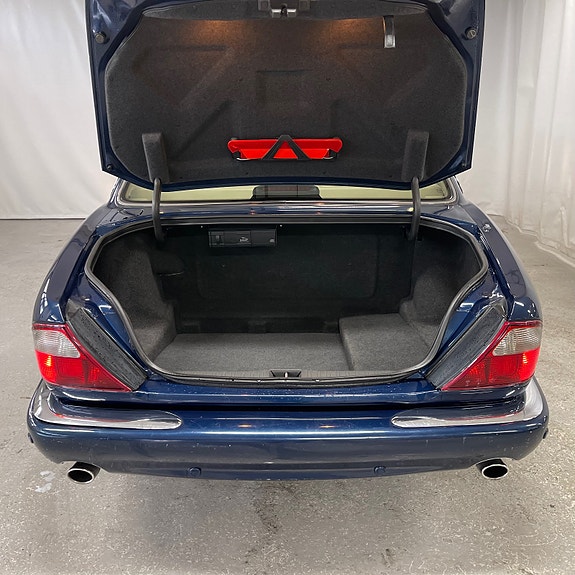 Jaguar XJ 9 of 21