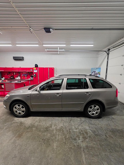 Skoda Octavia 2 of 5