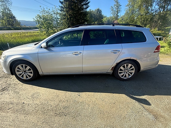 Volkswagen Passat 2 of 5