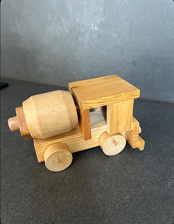 Sjarmerende liten sementbil i tre. Håndlaget retro leke