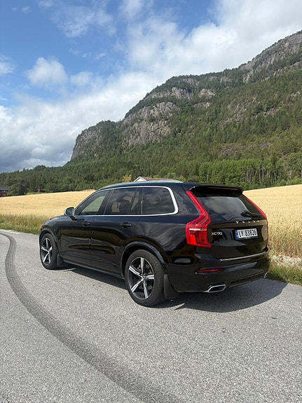 Volvo XC90 3 of 26