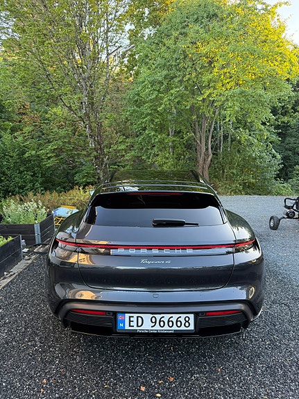 Porsche Taycan 21 of 22