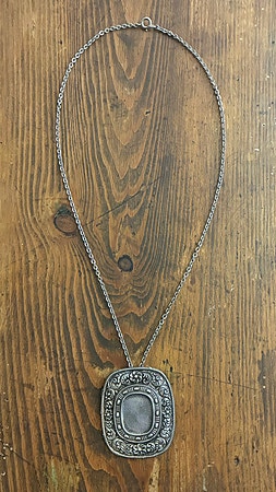 Vintage norsk tinn brosje/anheng – M.O. Strand stil