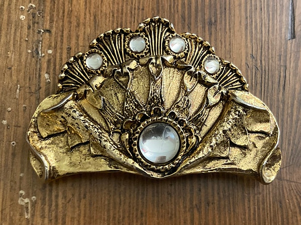 Vintage beltespenne med glassdetaljer – dekorativ statement