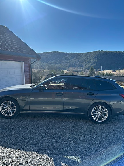 BMW 330e 3 of 27