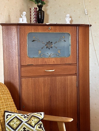 Gamle antikk skap å klokker lamper