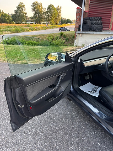Tesla Model 3 19 of 25
