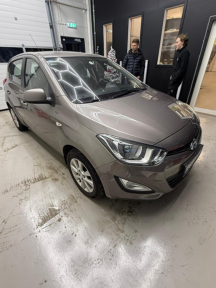 Hyundai i20 2 of 9