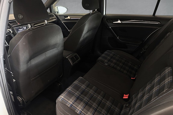 Volkswagen Golf VII 12 of 26