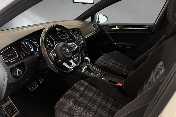 Volkswagen Golf VII 10 of 26