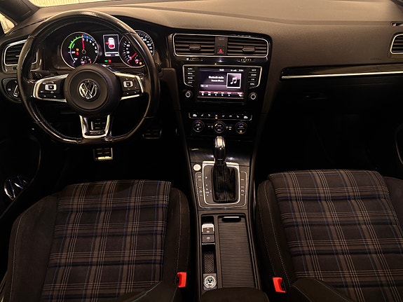 Volkswagen Golf VII 15 of 26