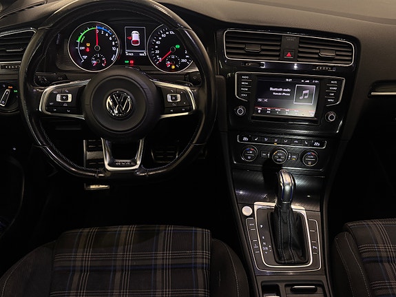 Volkswagen Golf VII 16 of 26
