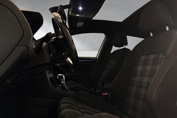 Volkswagen Golf VII 11 of 26