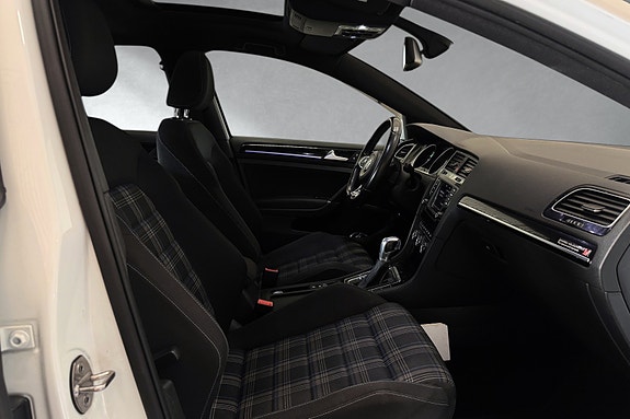 Volkswagen Golf VII 14 of 26