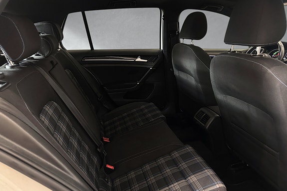 Volkswagen Golf VII 13 of 26