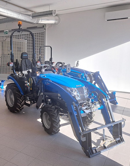 Solis 26 HST med frontlaster