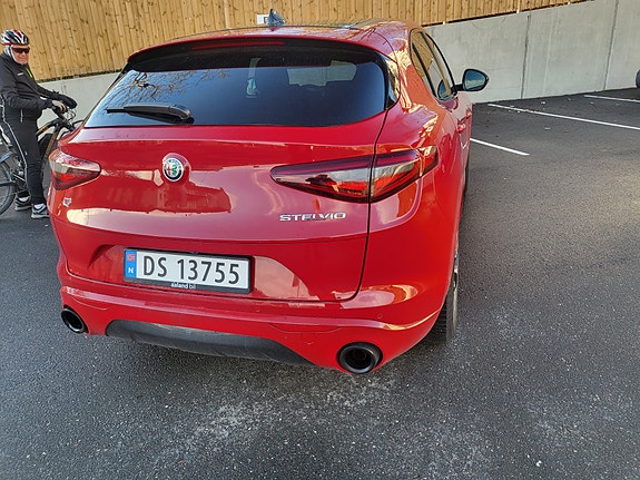 Alfa Romeo Stelvio 2 of 5