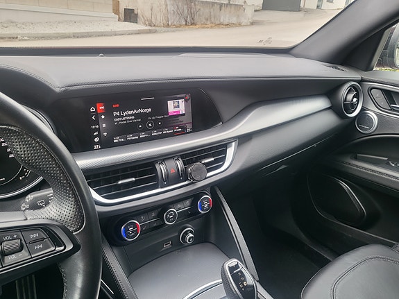 Alfa Romeo Stelvio 3 of 5
