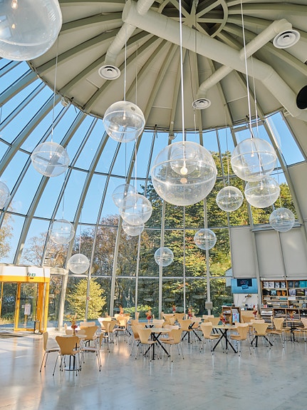 Museets foaje huser billettsalg, kafe og butikk. Foto: Koos studio.