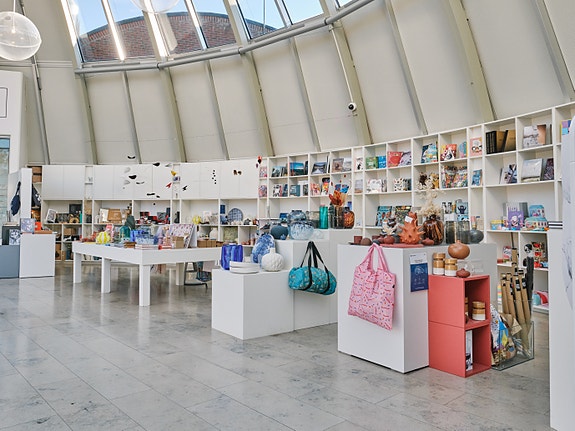 Museets butikk tilbyr et utvalg kunstbøker og designprodukter. Foto: Koos studio.