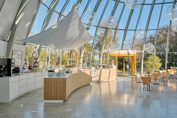 Museets kafe serverer varme supper, påsmurt, vafler og kaker. Foto: Koos studio.