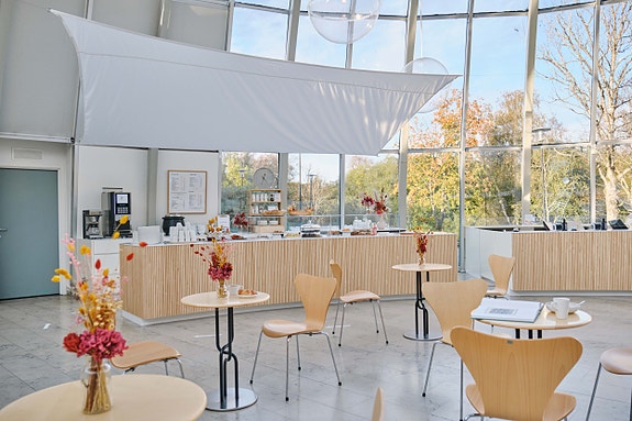 Museets kafe er godt besøkt i museets åpningstid. Foto: Koos studio.