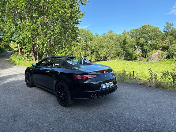 Alfa Romeo Spider 2 of 5