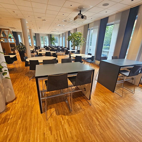 Vedlikehold av kantinegulv.