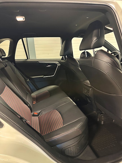 Toyota RAV4 Plug-in Hybrid 21 of 28