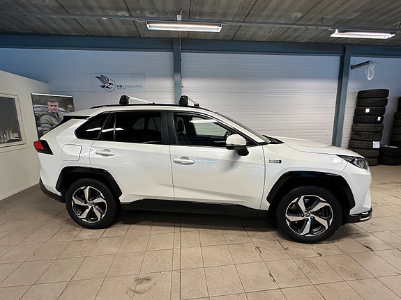 Toyota RAV4 Plug-in Hybrid 3 of 28