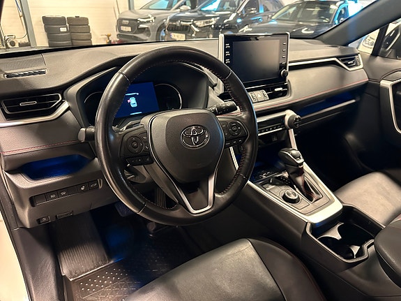 Toyota RAV4 Plug-in Hybrid 13 of 28