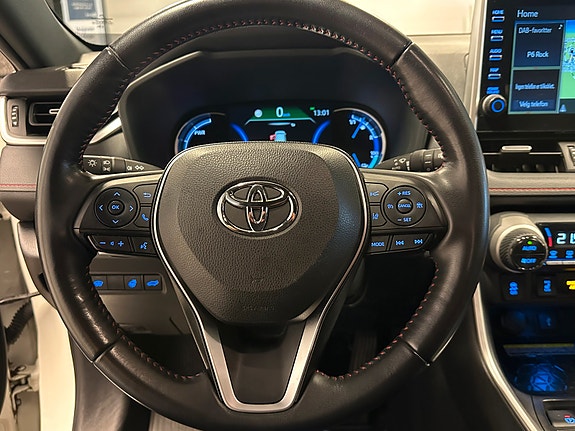 Toyota RAV4 Plug-in Hybrid 16 of 28
