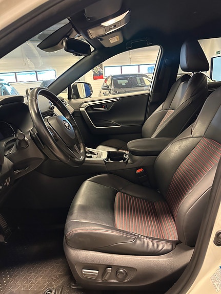 Toyota RAV4 Plug-in Hybrid 12 of 28