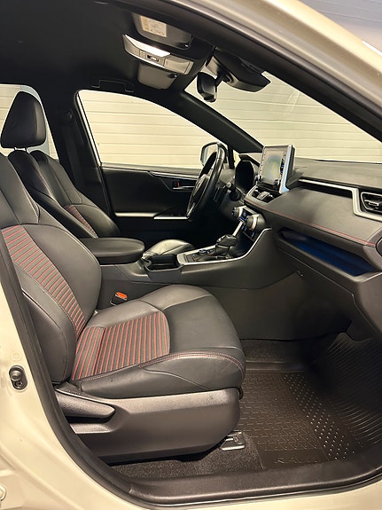 Toyota RAV4 Plug-in Hybrid 18 of 28