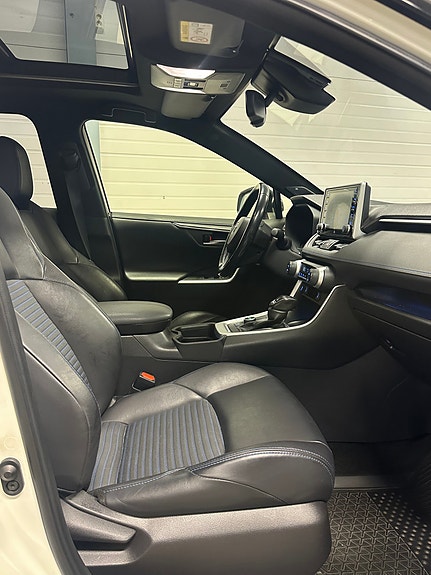 Toyota RAV4 13 of 24