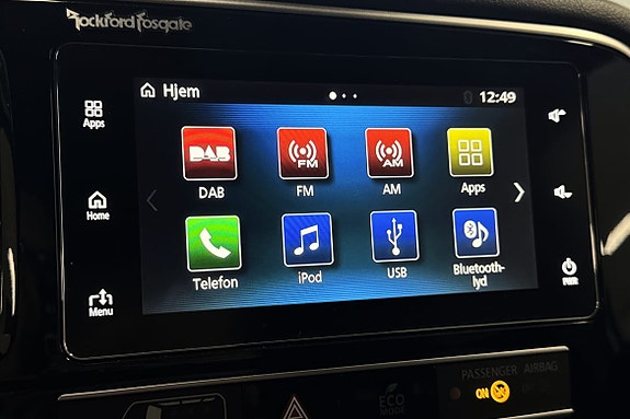 Stor berøringsskjerm med mobiltilkobling og intuitiv infotainment.
