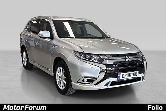 Elegant frontdesign med krominnslag og moderne detaljer i sølv.