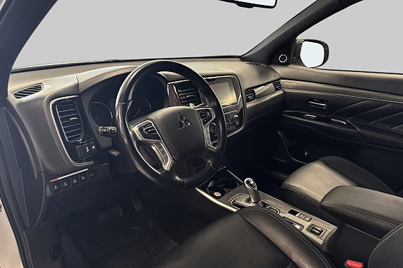 Intuitiv midtskjerm med navigasjon og Bluetooth-tilkobling for smidig bruk.