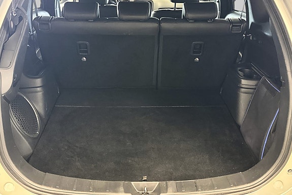 Praktisk og romslig bagasjerom med fleksible seteløsninger og sort interiør.