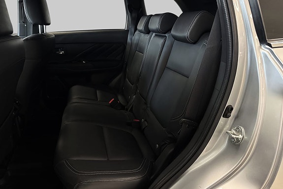 Bakseter i skinn gir god plass og komfort for hele familien.