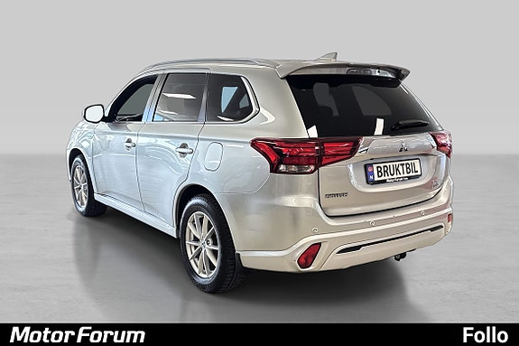 Stilfull bakende med aluminiumhjul og plasseringssensorer for parkering.