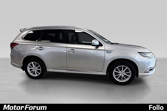 Sølv SUV med stilrene aluminiumsfelger og aerodynamiske linjer.