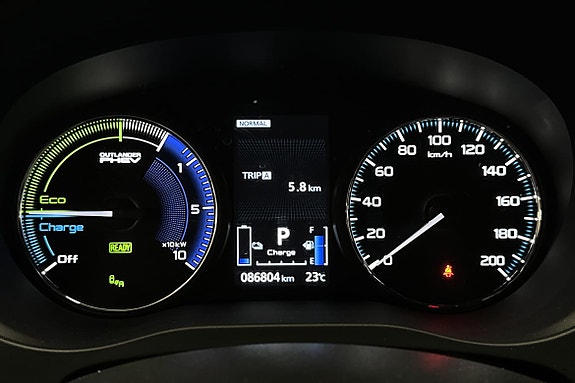 Digital cluster viser kjøredata og elektrisk rekkevidde på enkle måter.